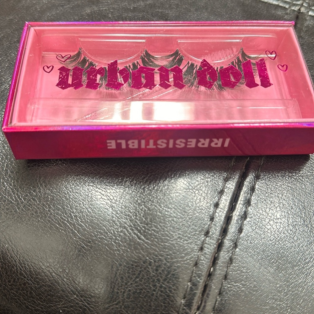 Irresistible style UrbanDoll lashes by Dollhouse - Limited edition